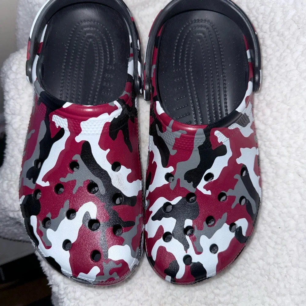 CROCS Red White Black Camo Slip-On Clogs Size 11W/9M - Picture 2 of 5